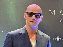 Юрий Колокольников перевоплотился в необычную елку с бантом