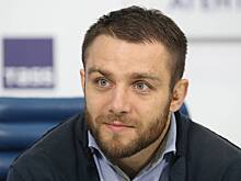 Боец ММА рассказал об обманувшей его на 900 тысяч рублей помощнице