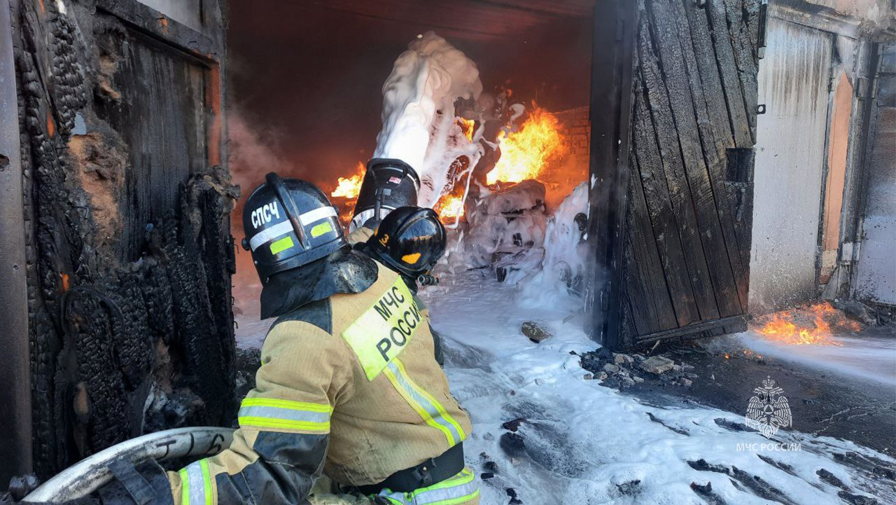 Пожар вспыхнул на территории трамвайно-троллейбусного депо в Хабаровске
