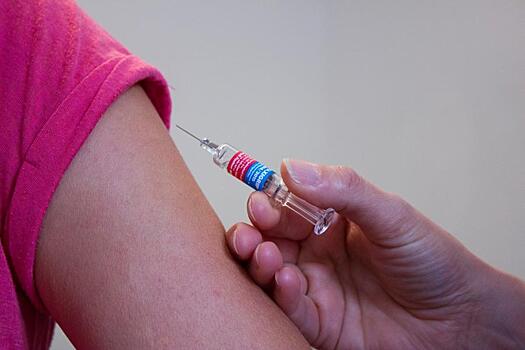 «В 94% случаев». Что вызывает прививка от COVID у лиц старше 60 лет