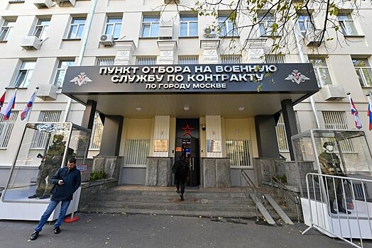 Рэпер Рич посетил московский пункт отбора на службу по контракту