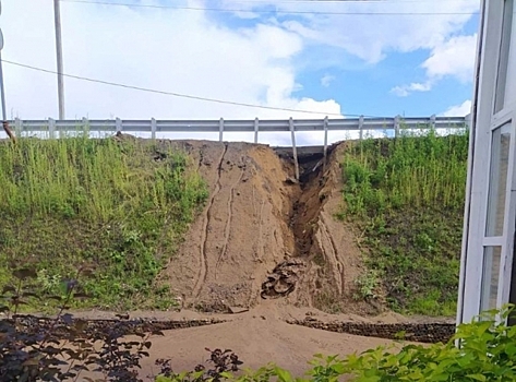 В Ярославской области размыло дамбу моста