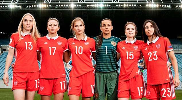 Сербия — Россия: футболистки российской сборной поддержали мужскую команду