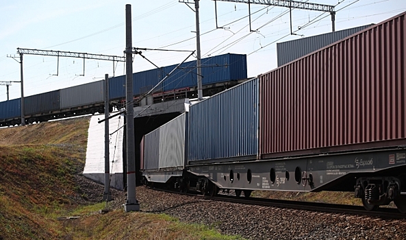 На железнодорожном переезде под Волгоградом грузовой поезд врезался в легковушку