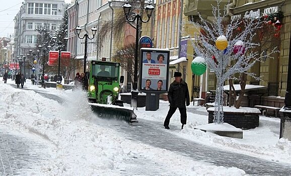 Большую Покровскую полностью очистили от снега