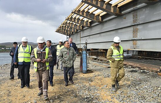 В Кызыле началась установка пролетов нового моста через Енисей