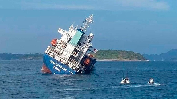 У Пхукета после крушения судна в море появились пятна от нефтепродуктов