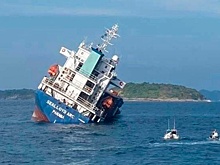 У Пхукета после крушения судна в море появились пятна от нефтепродуктов