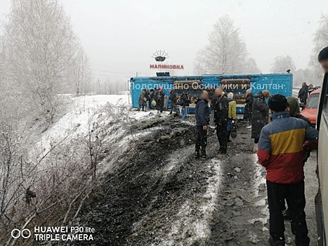 "Люди вылезают в люки": пассажирский автобус опрокинулся на заснеженной дороге в Кузбассе