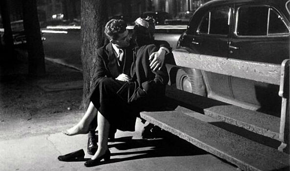 Французский поцелуй: как фотограф снимал влюбленные парочки на улицах Парижа