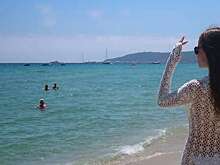 Супермодель Наташа Поли выложила фото в прозрачном платье-сетке