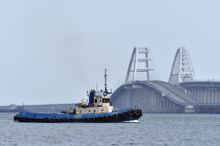Движение по Крымскому мосту временно перекрыли, причины неизвестны