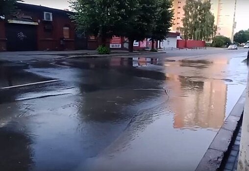 Водители перекрыли Портовую, чтобы асфальт не провалился из-за прорыва трубы