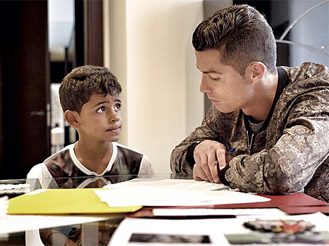 Роналду делает уроки с сыном. Футболисты в соцсетях