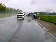 Водитель попал в водяную ловушку и не смог из нее выбраться