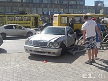 В центре Екатеринбурга Mercedes врезался в ограждение