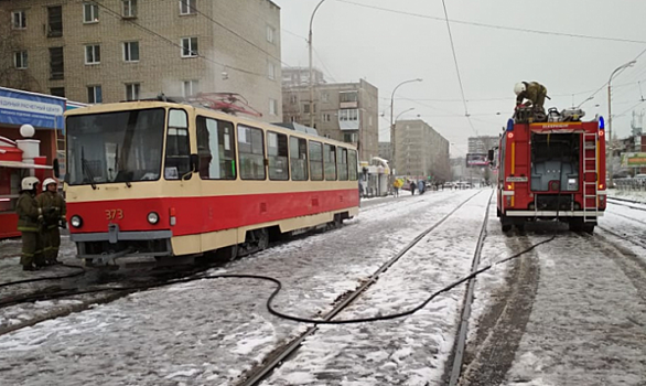 «Движение закрыто, все дымится». В Екатеринбурге загорелся трамвай