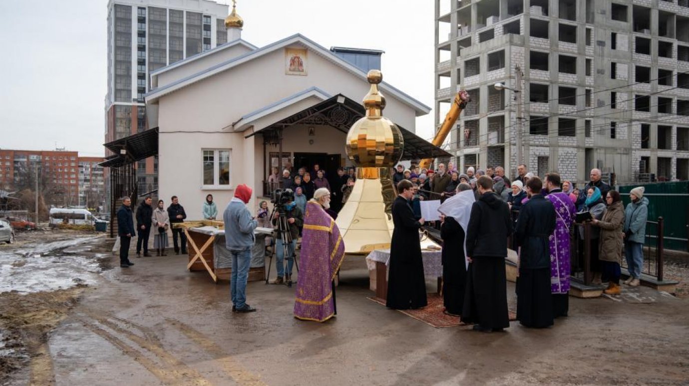 Для храма на улице Куйбышева в Пензе освятили крест и купол