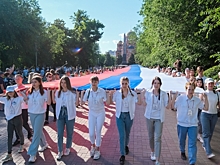 В центре Волгограда 130 волонтеров пронесли огромный флаг России