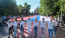 В центре Волгограда 130 волонтеров пронесли огромный флаг России