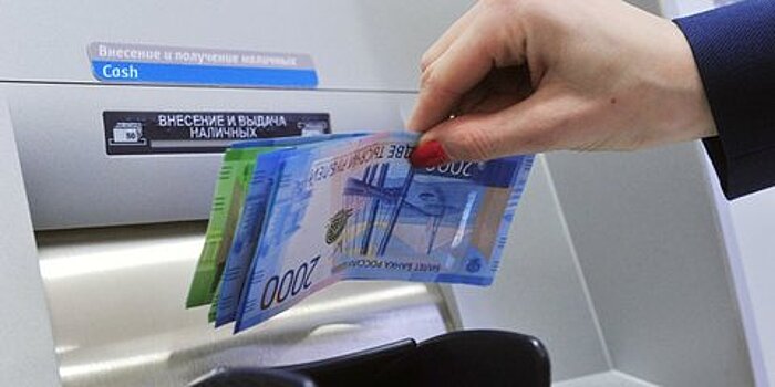 Эксперт оценил возможность снятия денег в банкоматах с помощью смартфона
