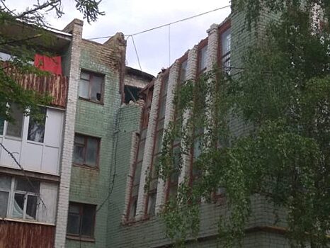Двое рабочих повисли на кране над обрушившейся крыше спортзала на Наугорке
