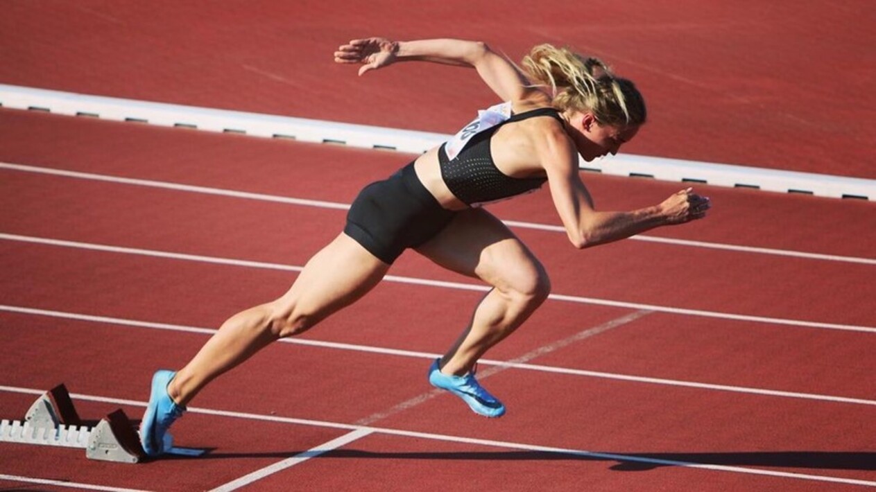 Легкая атлетика дайте. Спринт 400 метров. Старт на 400 метров. Техника бега на 400 м с барьерами. Легкая атлетика 400 метров с барьерами.