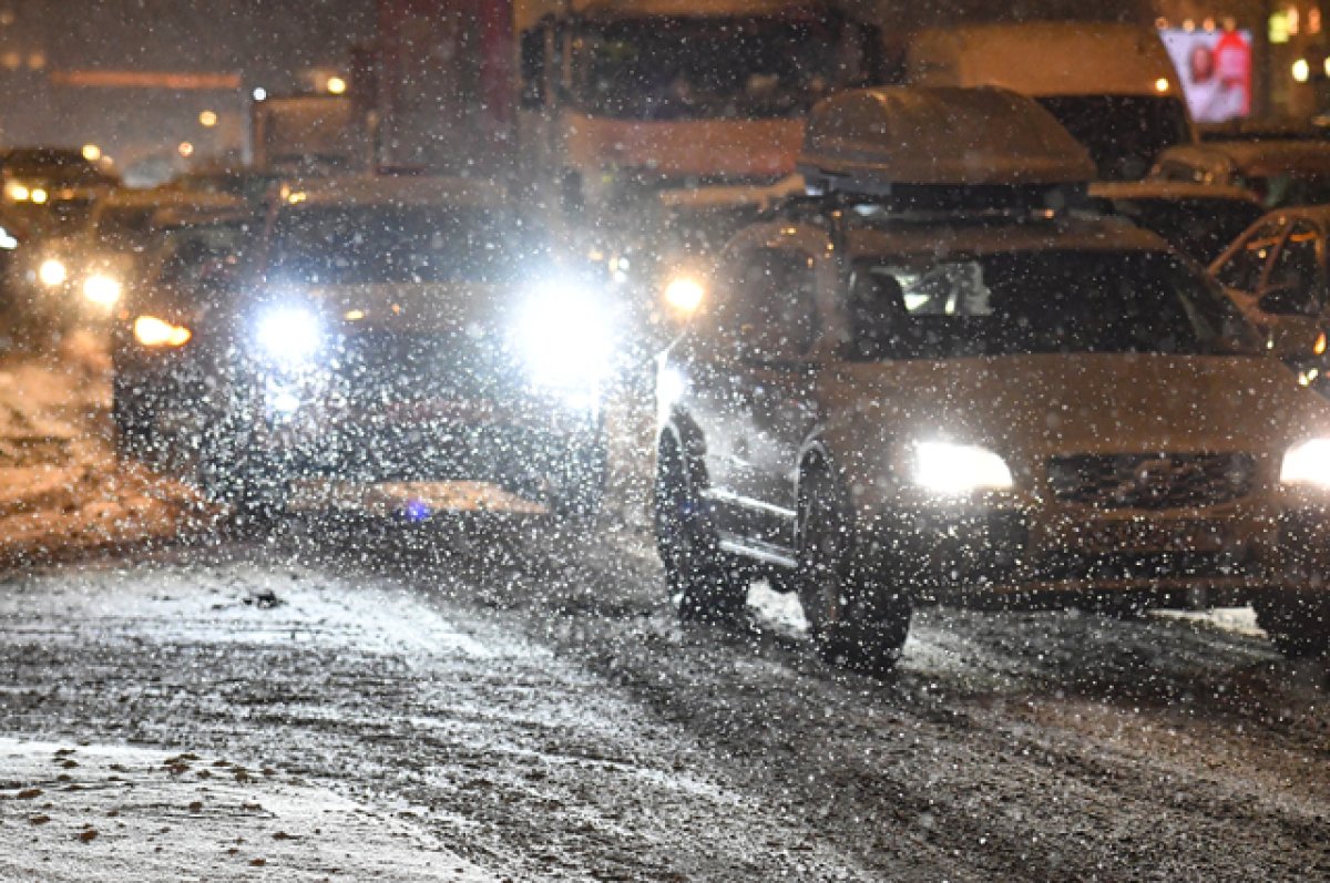 В Башкирии образовалась многокилометровая пробка из-за снегопада