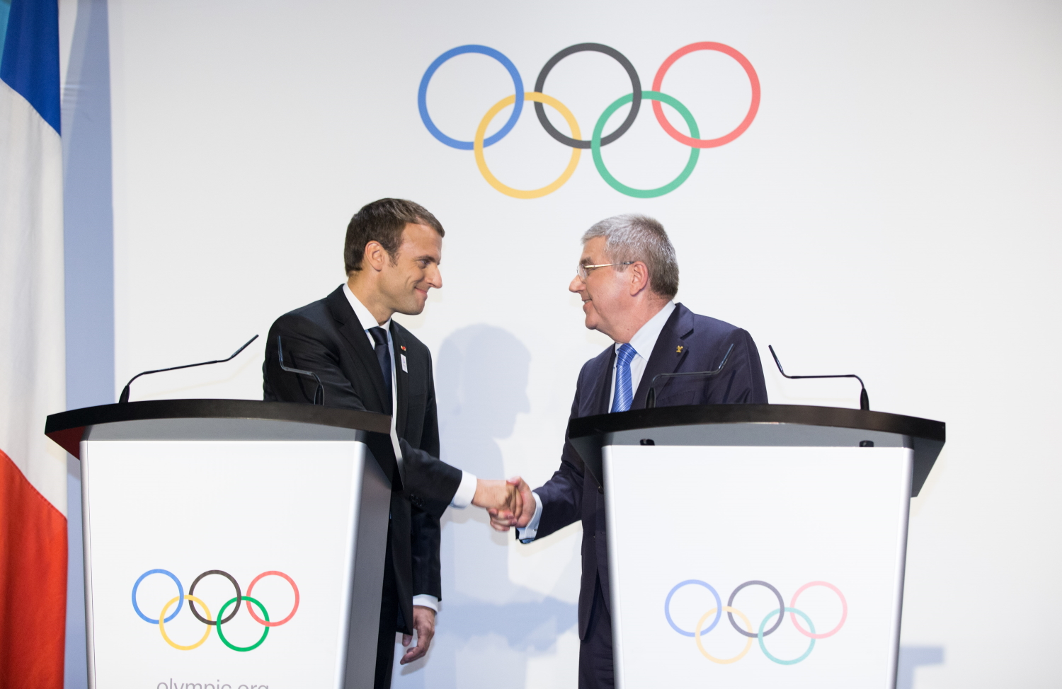 Глава МОК поблагодарил Макрона за поддержку россиян на Олимпиаде