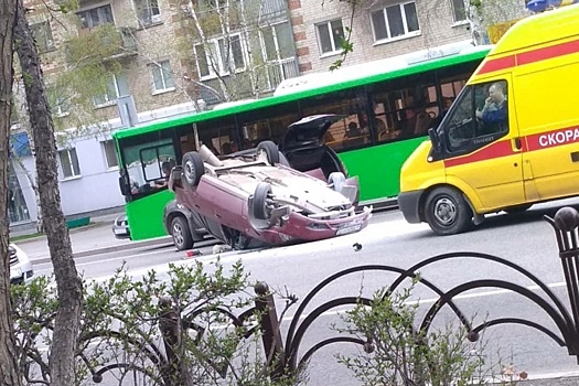 19-летняя водитель Daewoo Nexia неудачно перестроилась и опрокинула свой автомобиль на крышу
