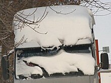 На Глазунова из-за припаркованных автомобилей сузилась дорога