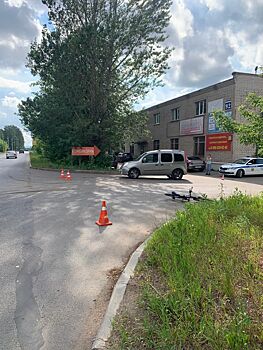 Подростка на велосипеде сбили на тротуаре в Костроме