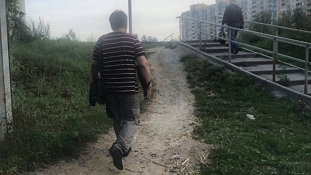 Неизвестный пристает к несовершеннолетним в автобусе Новосибирска