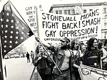 «Стоунволлское восстание». Как американские геи и лесбиянки отвоевали свой бар, унизили копов и изменили мир
