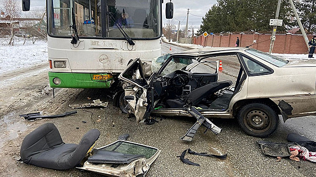 Три человека пострадали в аварии с участием автобуса в Свердловской области