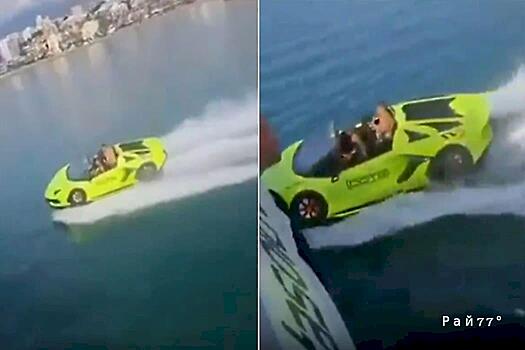 Катер в форме Lamborghini протаранил туристическое судно
