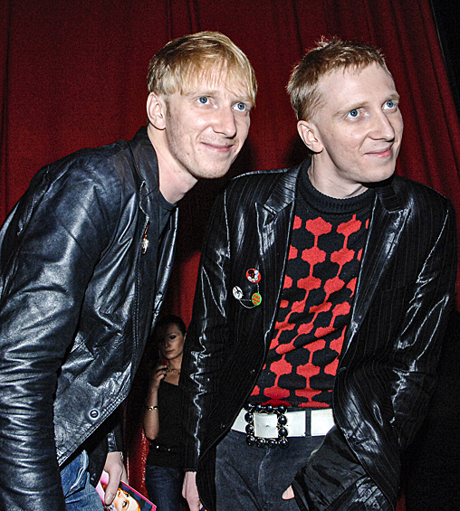Вокалисты группы "Братья Грим" Борис и Константин Бурдаевы во время вечеринки в клубе CabareTT, 2006 год