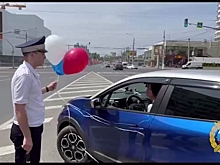 Сотрудники ДПС вручили волгоградцам подарки в честь Дня России