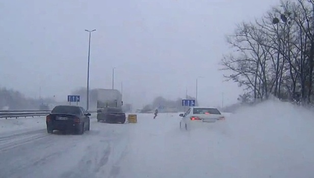 Украинский водитель едва не снес полицейского, оформлявшего ДТП на трассе