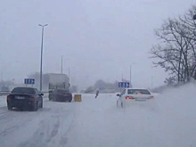Украинский водитель едва не снес полицейского, оформлявшего ДТП на трассе