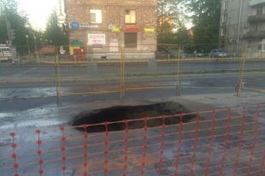 На улице Бабушкина в Петербурге провалился асфальт