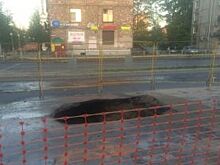 На улице Бабушкина в Петербурге провалился асфальт