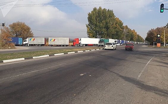 Около 10 казахстанских автомашин пересекли границу с Узбекистаном