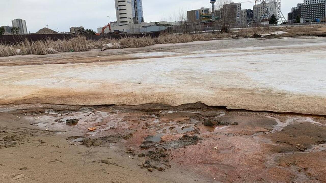 Цветная пена возникла на реке в российском городе