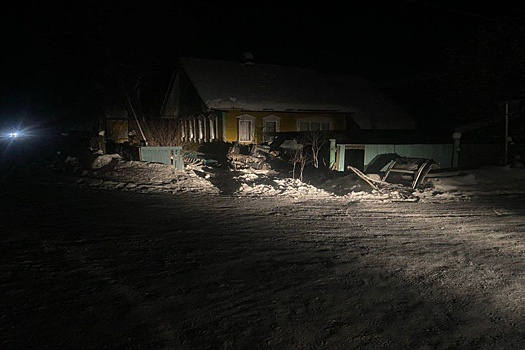 В Архангельской области машина врезалась в дом, есть погибшие