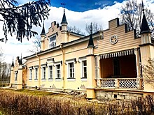 Старинное здание сгорело на территории музея-усадьбы Рериха в Ленобласти