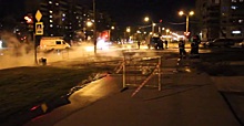 Улицу Маршала Захарова в Петербурге залил кипяток из прорвавшейся трубы