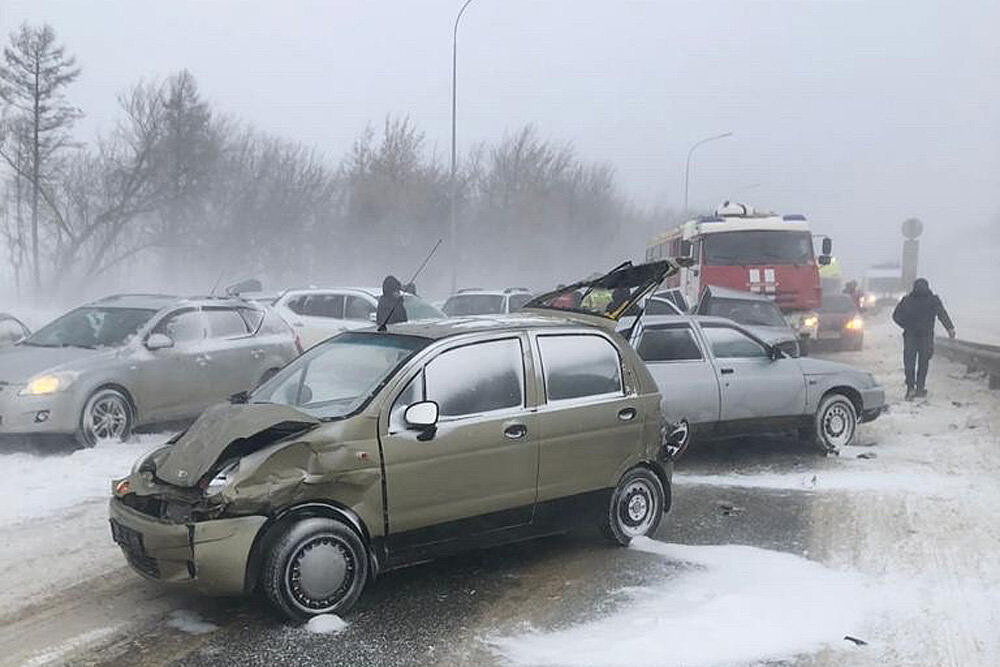 Гигантское ДТП в Мордовии: десятки машин столкнулись на заснеженной трассе