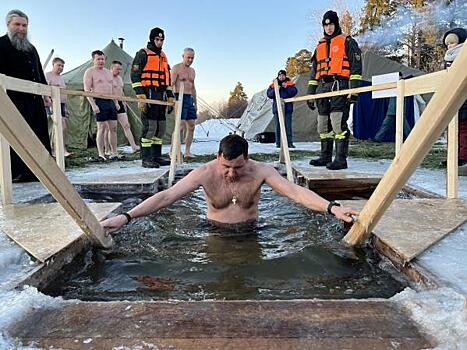 Свердловский губернатор возобновил крещенскую традицию