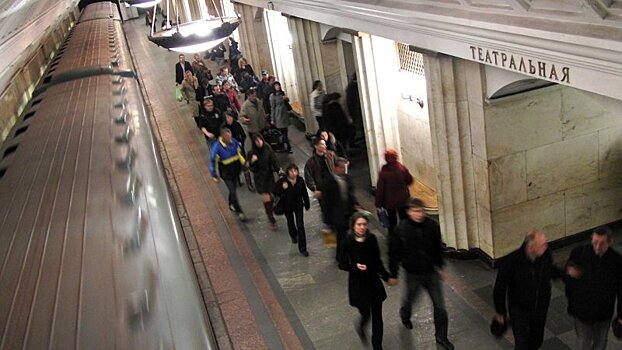 Пассажир метро выжил после падения на станции «Театральная» в Москве